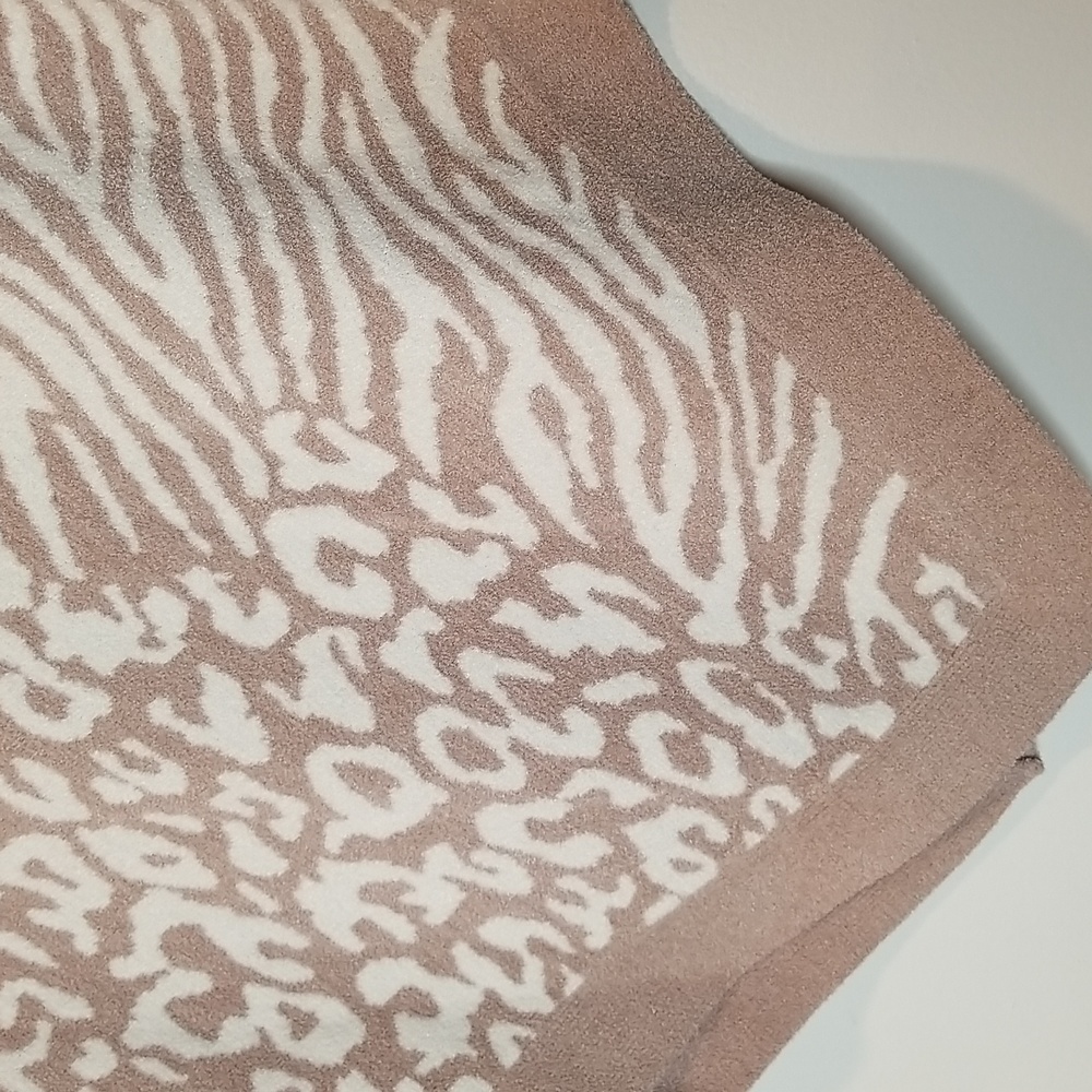 NWT Barefoot Dreams Cozy Ultra Lite Ocean Breeze Faded Rose Animal Print Poncho - Picture 5 of 8